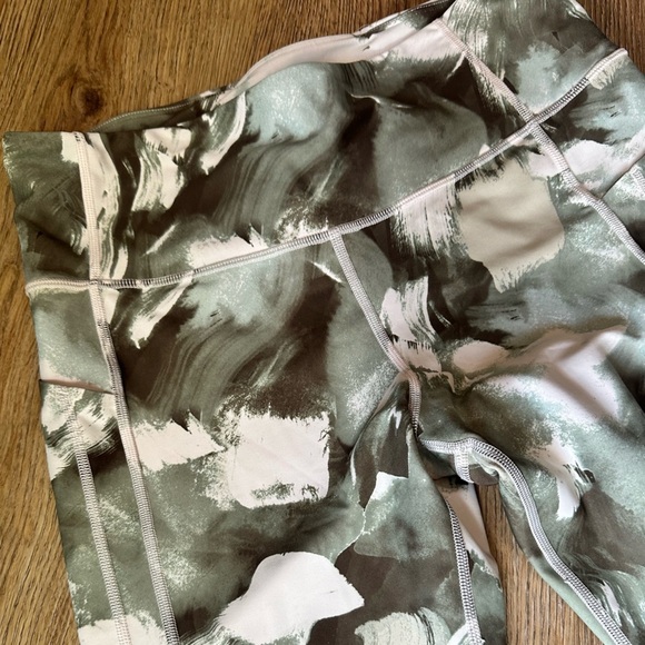 Athleta Ultimate Stash II Capri color Painted Energy Olive Size large, leggings - Picture 3 of 8